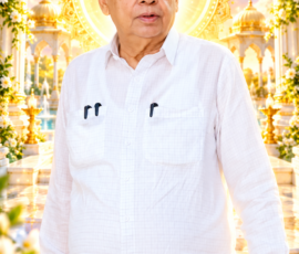 Mobile Wallpaper लाइट कलर और आकर्षक 3D डिजाइन वाला वर्टिकल फोन वॉलपेपर, जिसमें दिए गए फोटो के व्यक्ति को सफेद परिधान में केंद्र में दिखाया गया है। पीछे सुनहरी आभा, दिव्य मंदिर वास्तुकला, नीला आकाश, फूलों और प्रकाश से सजा शांत एवं आध्यात्मिक वातावरण दिखाई देता है।